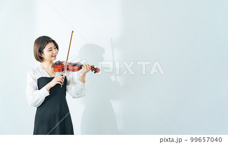 バイオリンを弾く若い女性 99657040