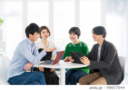 テーブルで会話する若い男女グループ　Z世代 99657044