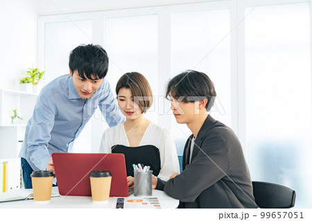 会議する若い男女グループ　Z世代 99657051