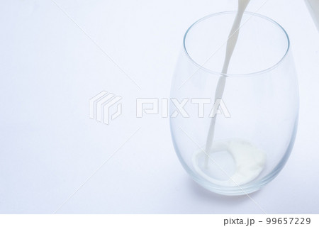 グラスに注がれる牛乳 グラスに注がれる牛乳 99657229