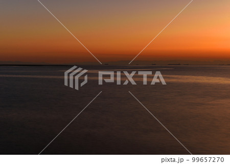 伊勢湾の綺麗な夕焼け 99657270