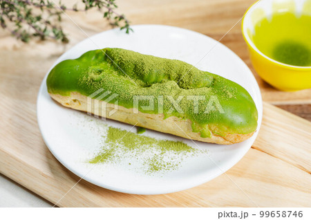 抹茶エクレアと緑茶 99658746