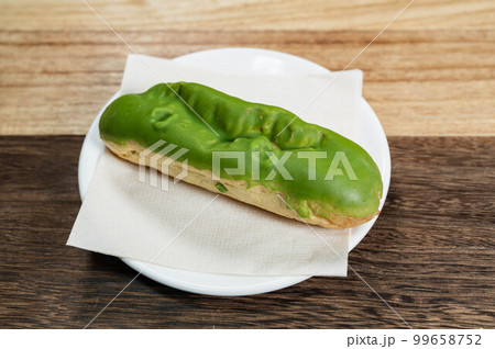 白い皿にのせた抹茶エクレア 白い皿にのせた抹茶エクレア 99658752