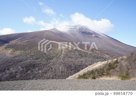 長野県　軽井沢町　小浅間山登山　小浅間山山頂より浅間山を見る　2022年12月8日 99658770