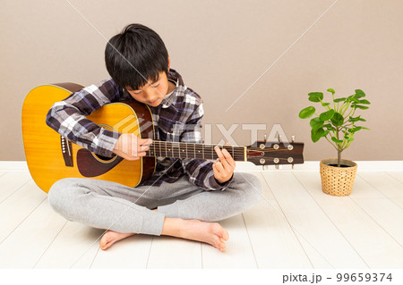 ギターを弾く男の子 99659374