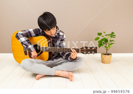 ギターを弾く男の子 99659376