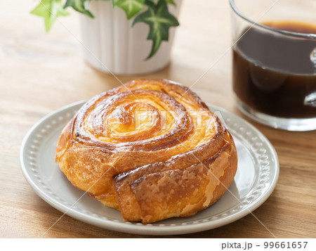 デニッシュとホットコーヒー 99661657