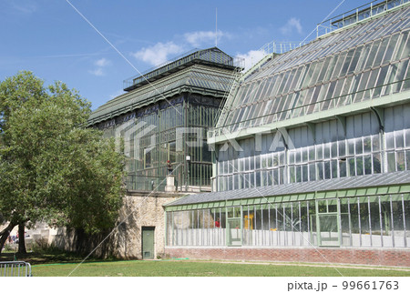 フランスのパリ5区にあるパリ植物園内にある大温室の外観 フランスのパリ5区にあるパリ植物園内にある大温室の外観 99661763