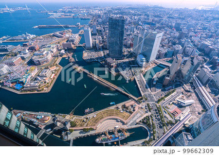 日本のの横浜都市景観 水上走行するスカイダックバスや日本丸などを望む。画面右は桜木町駅 99662309
