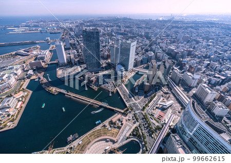 日本のの横浜都市景観 水上走行するスカイダックバスなどを望む。画面右は桜木町駅 日本のの横浜都市景観 水上走行するスカイダックバスなどを望む。画面右は桜木町駅 99662615