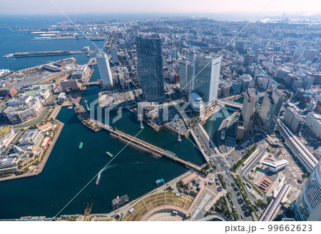 日本のの横浜都市景観 水上走行するスカイダックバスなどを望む。画面右は桜木町駅 99662623