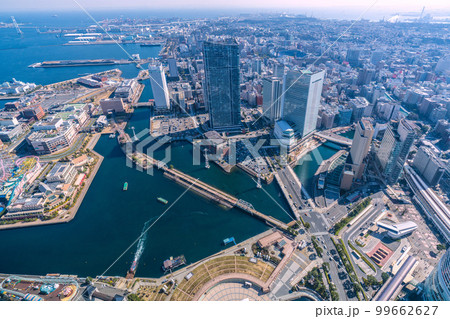 日本のの横浜都市景観 陸に上がるスカイダックバスなどを望む。画面右は桜木町駅 99662627