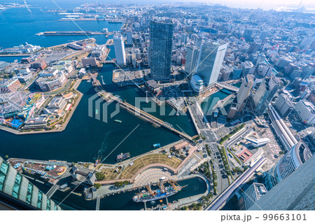 日本のの横浜都市景観 陸に上がったスカイダックバスや日本丸などを望む。画面右は桜木町駅 99663101