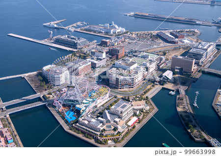 日本のの横浜都市景観 観覧車や水上走行するスカイダックバスなどを望む 日本のの横浜都市景観 観覧車や水上走行するスカイダックバスなどを望む 99663998