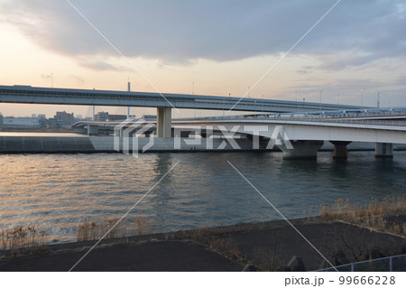 荒川　湾岸線の夕暮れ時2　清砂大橋からの夕日 99666228
