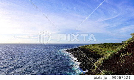 伊豆大島の赤禿から見える朝の海と空 伊豆大島の赤禿から見える朝の海と空 99667221