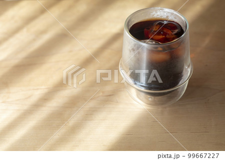 日射しの中のアイスコーヒー 99667227