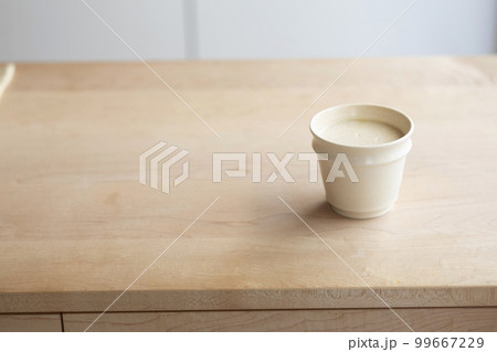 テーブルの上の白いカップとあま酒 99667229