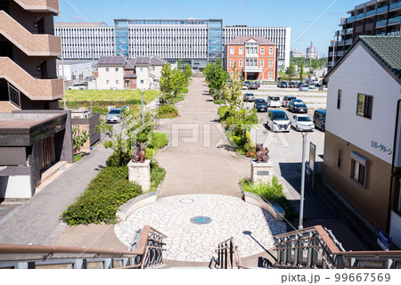【太田川駅】ペデストリアンデッキの階段と広場の風景 99667569
