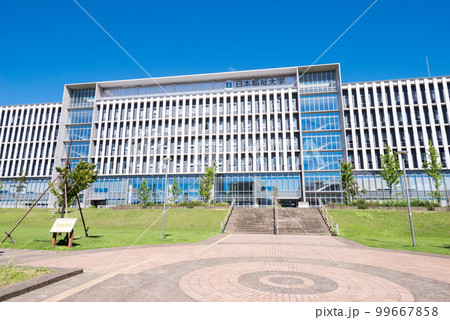 【大田公園】広場と大学の見える風景 【大田公園】広場と大学の見える風景 99667858