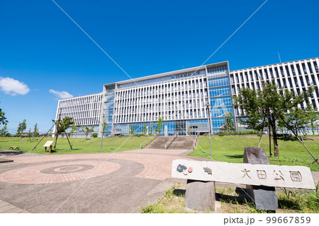 【大田公園】広場と大学の見える風景 【大田公園】広場と大学の見える風景 99667859