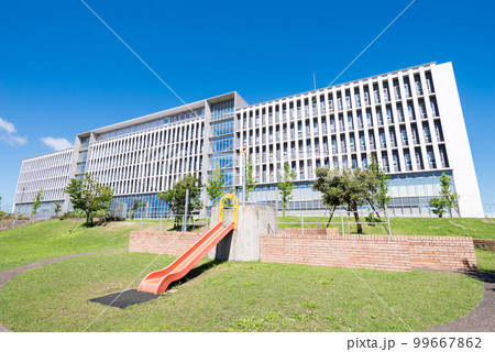 【大田公園】広場と大学の見える風景 【大田公園】広場と大学の見える風景 99667862