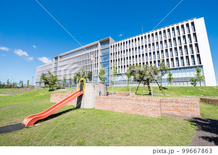 【大田公園】広場と大学の見える風景 99667863