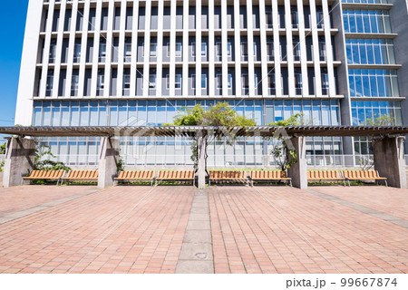 大田公園】ベンチのある広場と大学の見える風景の写真素材 [99667874