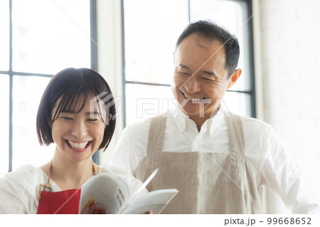料理教室に通う男女 料理教室に通う男女 99668652