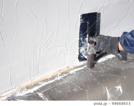 コンクリート構造物の剥落防止工事でコテ仕上げをしている様子 コンクリート構造物の剥落防止工事でコテ仕上げをしている様子 99668653