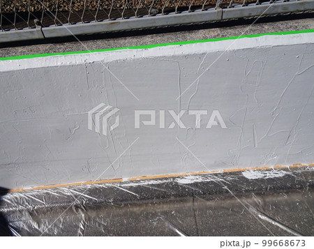 コンクリート構造物（擁壁）の剥落防止工事でコテ仕上げした様子 99668673