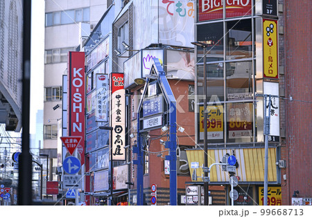 日本の東京都市景観 神田駅・西口商店街などを望む。窓ガラスに映る電車の姿も＝2月22日 99668713