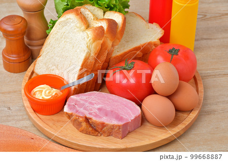サンドイッチ、BLTサンドの食材イメージ、調理イメージ。食パン、厚切りベーコン、トマトなど。 99668887