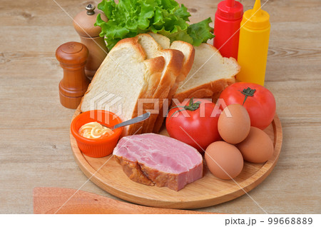 サンドイッチ、BLTサンドの食材イメージ、調理イメージ。食パン、厚切りベーコン、トマトなど。 99668889