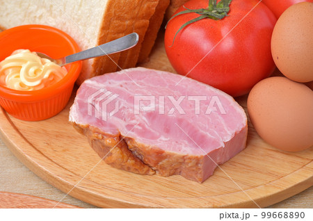 サンドイッチ、BLTサンドの食材イメージ、調理イメージ。食パン、厚切りベーコン、トマトなど。 99668890