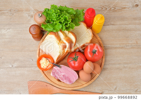 サンドイッチ、BLTサンドの食材イメージ、調理イメージ。食パン、厚切りベーコン、トマトなど。 99668892