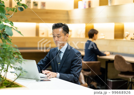 ビジネスマン　ミドル　オフィス 99668926