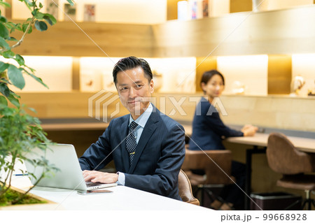 ビジネスマン　ミドル　オフィス 99668928