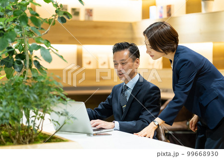 ビジネスマン　ミドル　オフィス 99668930