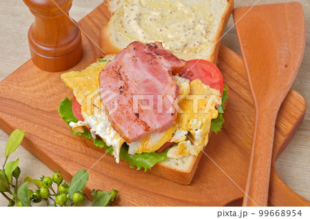 サンドイッチ、BLTサンド。ベーコン・レタス・トマトサンド。食パン、厚切りベーコン、トマトなど。 99668954