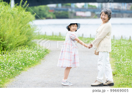手をつないで歩く女の子とお婆ちゃん 99669005