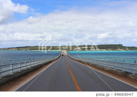 伊良部大橋と伊良部島（クリアランス付近） 99669047