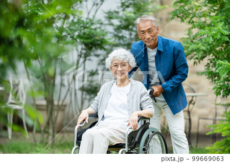 車椅子 シニア夫婦 車椅子 シニア夫婦 99669063