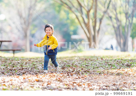 公園で遊ぶ子供 公園で遊ぶ子供 99669191