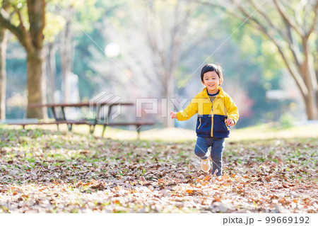 公園で遊ぶ子供 99669192