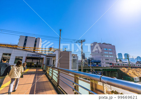 日本の横浜都市景観 京急東神奈川駅などを望む 日本の横浜都市景観 京急東神奈川駅などを望む 99669621