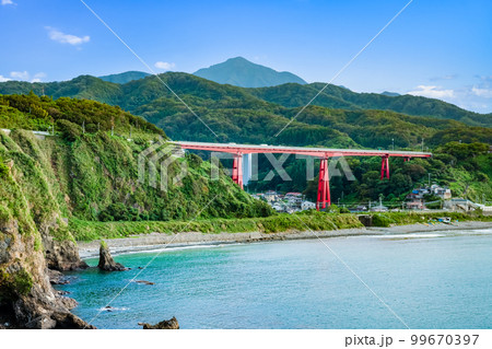 新潟 恋人岬 ~鴎が鼻から見る米山大橋と米山~ 新潟 恋人岬 ~鴎が鼻から見る米山大橋と米山~ 99670397