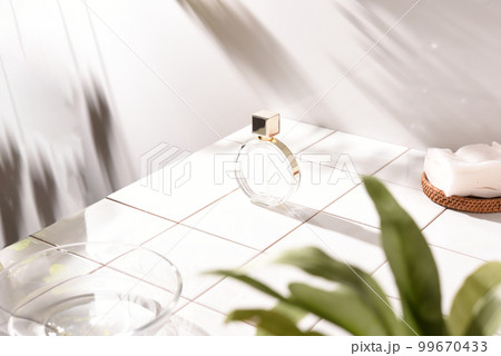 香水瓶がある日常の風景 香水瓶がある日常の風景 99670433