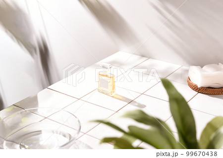 香水瓶がある日常の風景 99670438