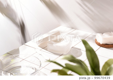 スキンケアボトルがある日常の風景 99670439